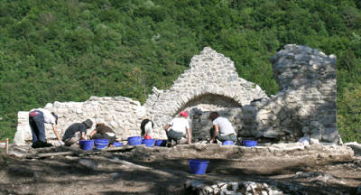 Lundo - Studenti al lavoro nello scavo della fortezza di Monte San Martino Lundo - Studenti al lavoro nello scavo della fortezza di Monte San Martino
