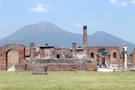 Il foro di Pompei con il Tempio di Giove e, sullo sfondo, il Vesuvio.