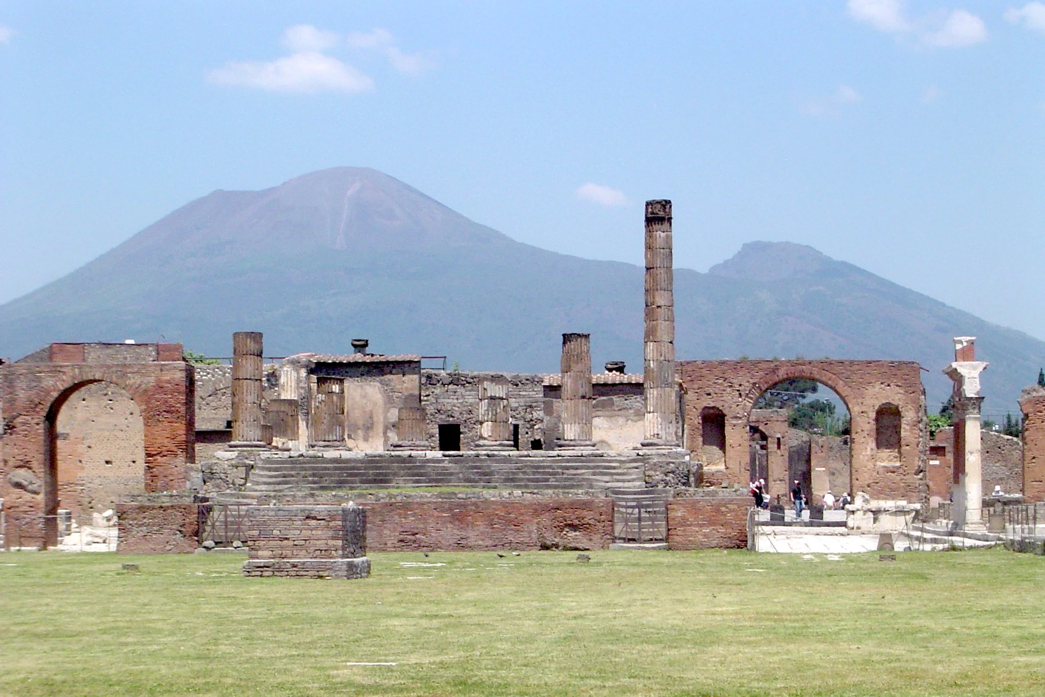 Il foro di Pompei con il Tempio di Giove e, sullo sfondo, il Vesuvio.