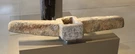 Esempio di ceppo d'ancora romano in piombo (non il reperto di Grado), esposto al museo Narbo Via di Narbona.