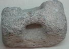 Esempio di ancora di pietra di epoca romana o bizantina (non il reperto di Grado), conservata al National Maritime Museum di Israele.