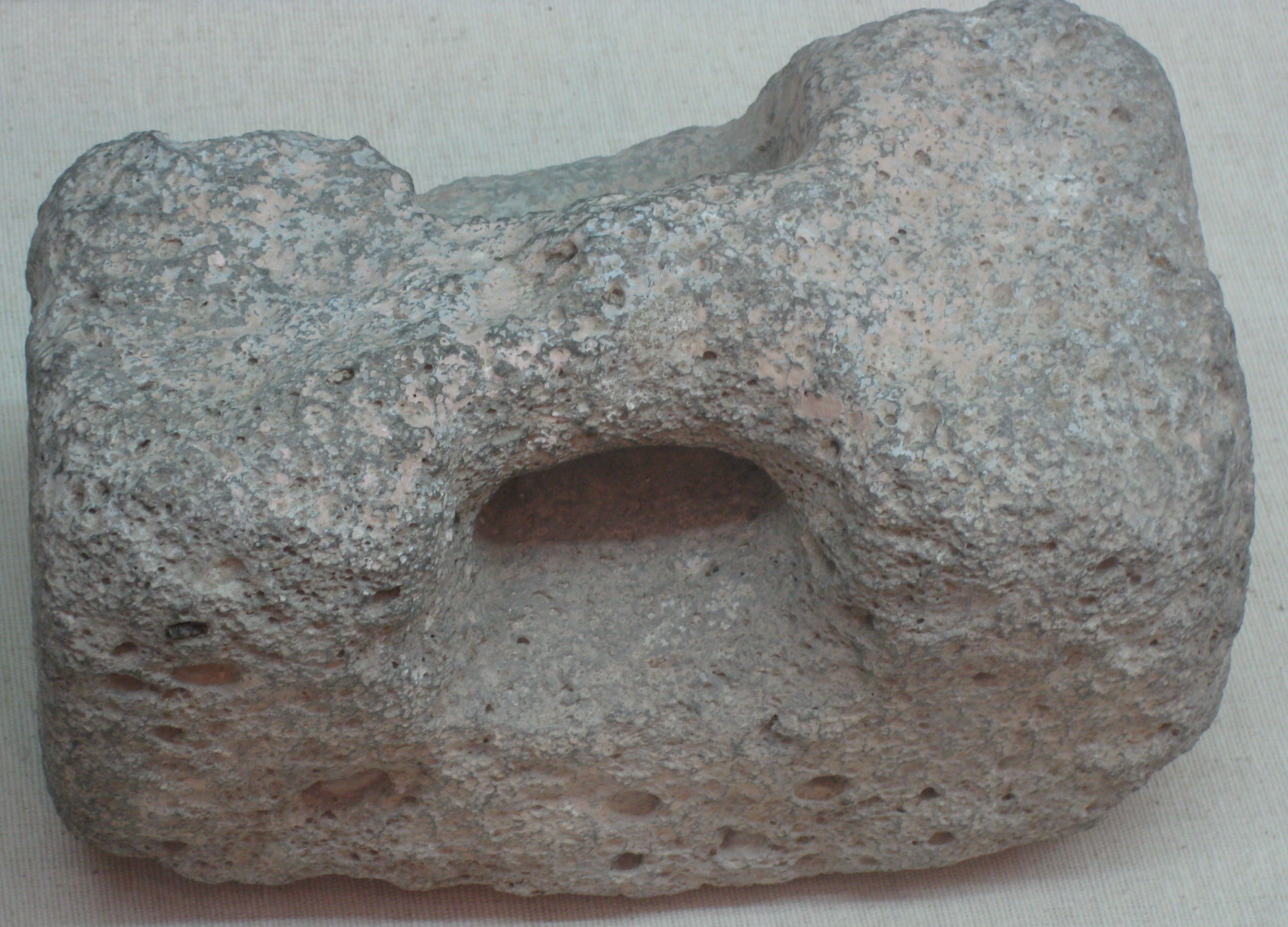Esempio di ancora di pietra di epoca romana o bizantina (non il reperto di Grado), conservata al National Maritime Museum di Israele.