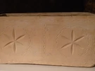 Un ossuario in pietra calcarea con motivi a rosetta, dalla necropoli di Talpiot a Gerusalemme, al centro del documentario.