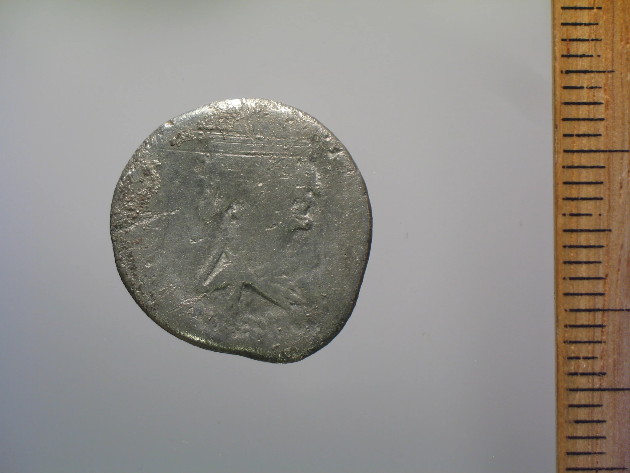 Esempio di denario romano del 32 a.C. con il ritratto di Marco Antonio (non l'esemplare della collezione di Newcastle).