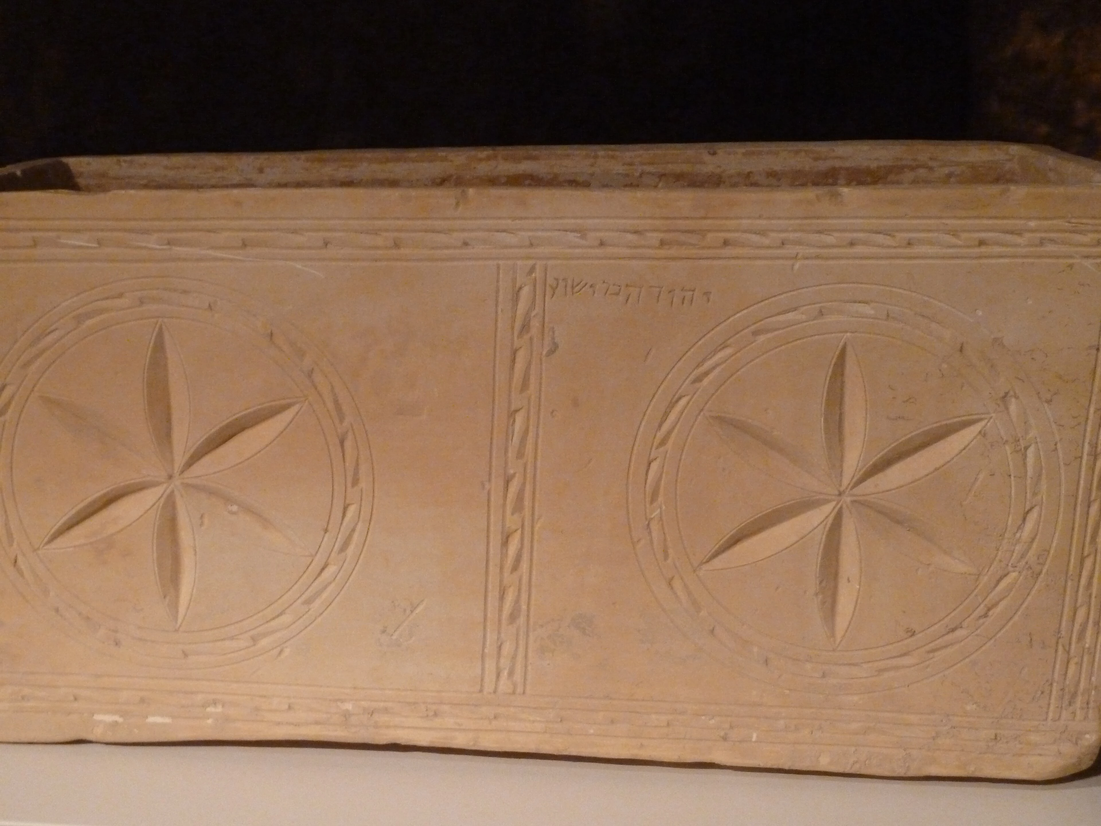Un ossuario in pietra calcarea con motivi a rosetta e iscrizione, dalla necropoli di Talpiot a Gerusalemme.