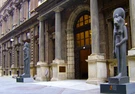 L'ingresso del Museo Egizio di Torino, con statue egizie ai lati del portale.
