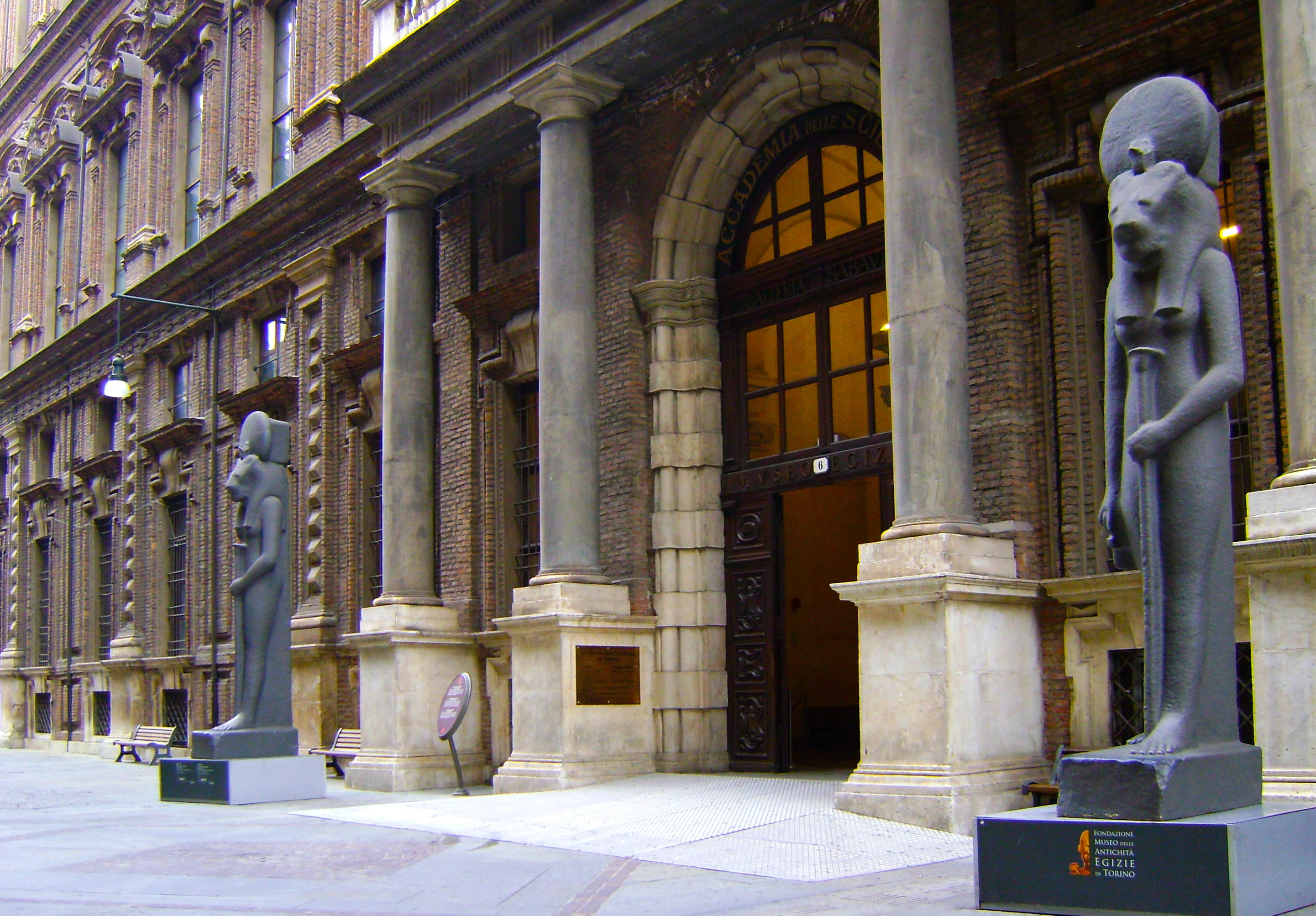L'ingresso del Museo Egizio di Torino, con statue egizie ai lati del portale.