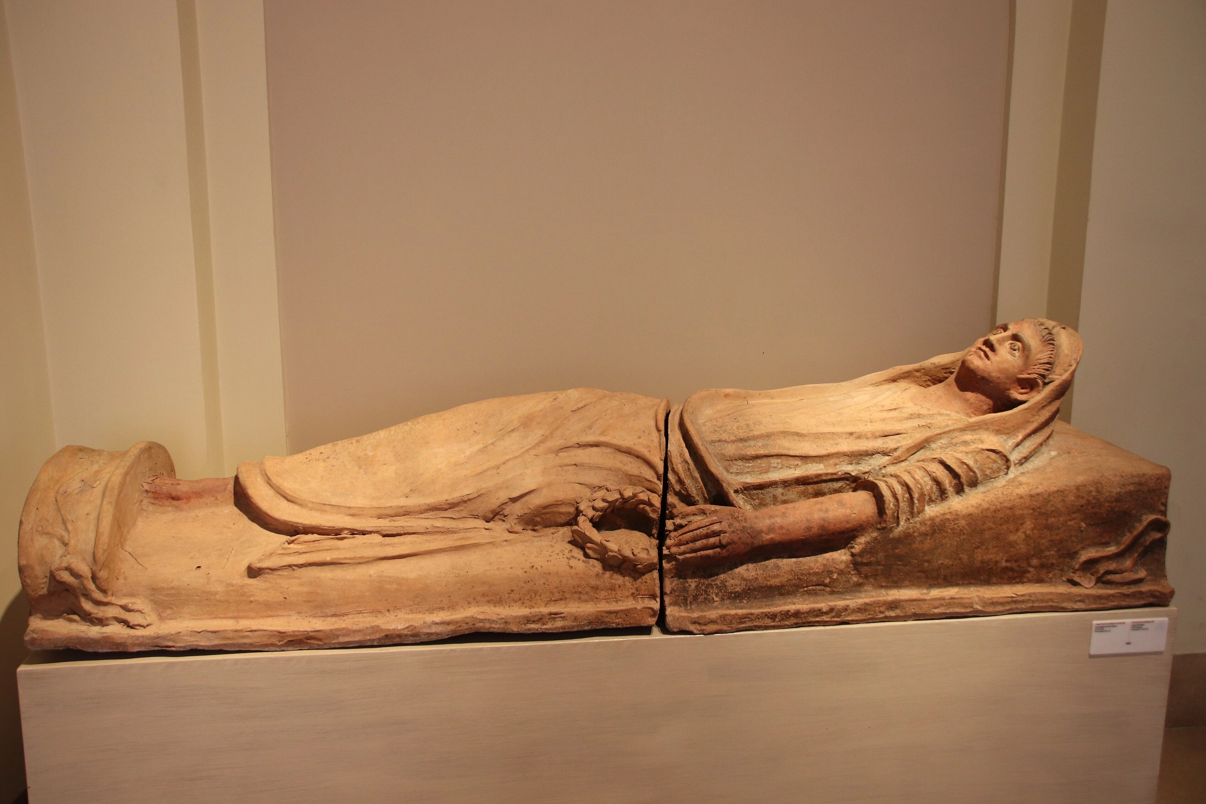 Coperchio di sarcofago etrusco in terracotta con figura sdraiata, proveniente da Tuscania e conservato al Museo Gregoriano Etrusco dei Musei …