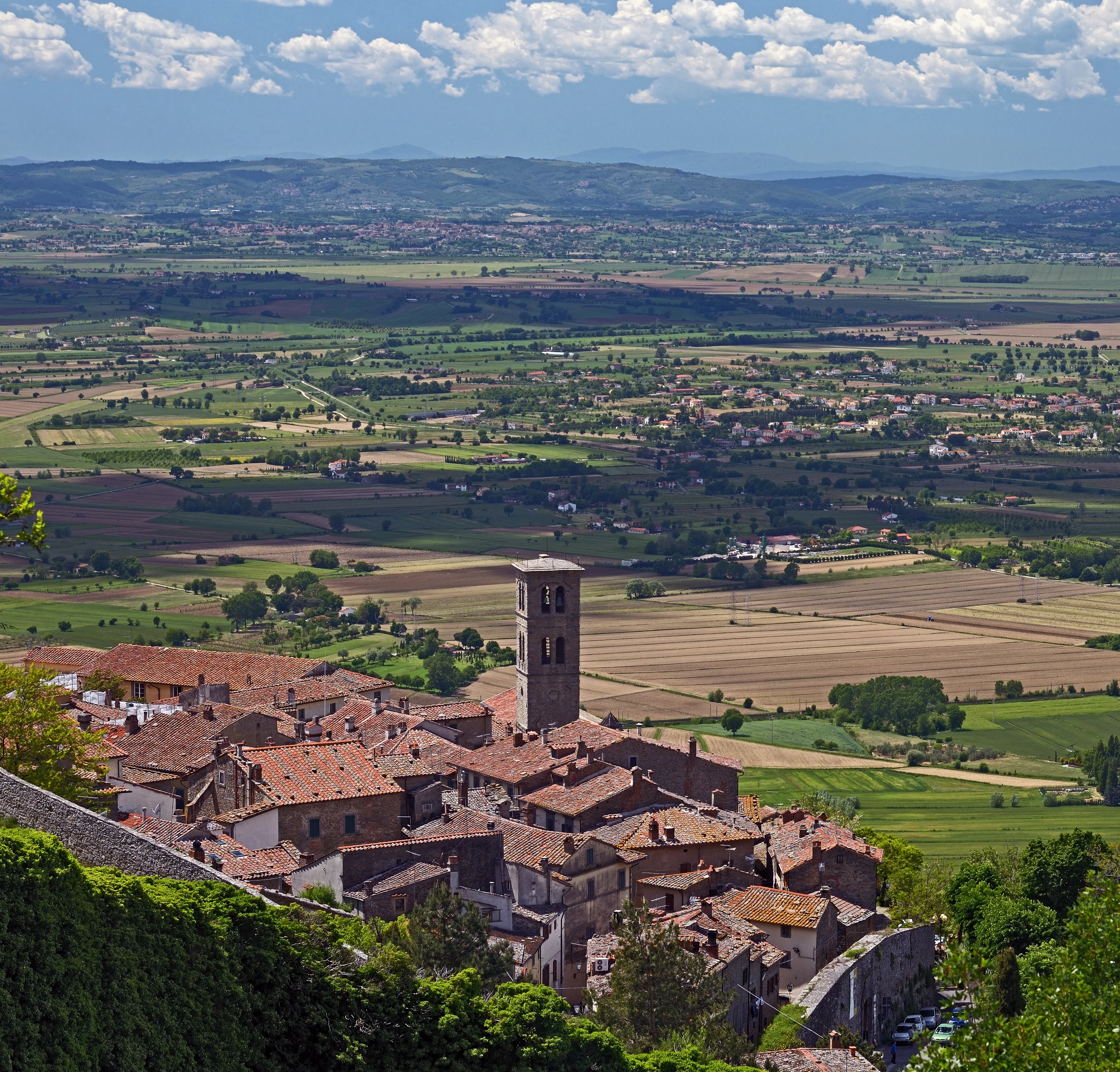Veduta di Cortona e della valle circostante, in Toscana.