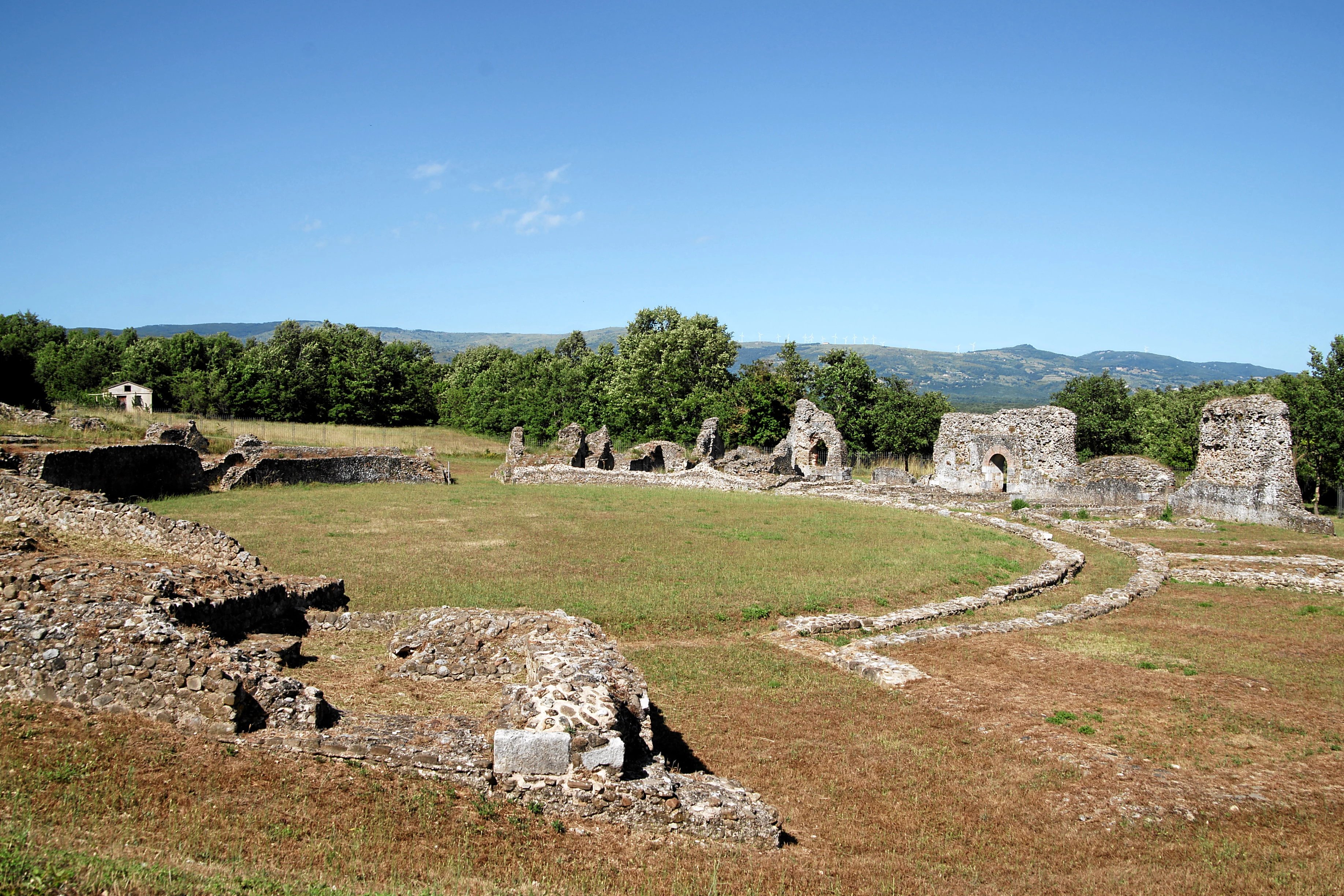 L'anfiteatro romano di Grumentum, nel parco archeologico della Val d'Agri.