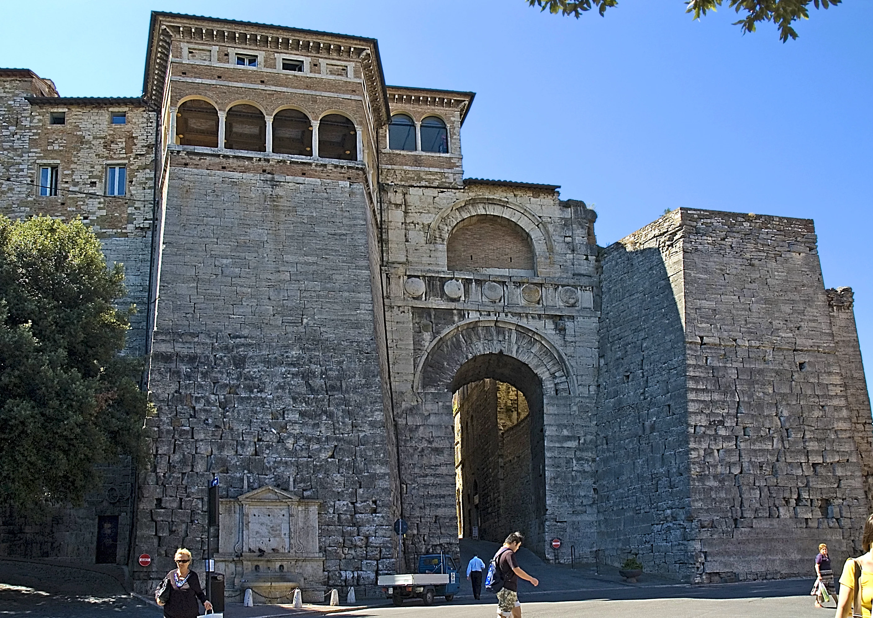 L'Arco Etrusco (o Arco di Augusto), una delle porte delle antiche mura di Perugia.