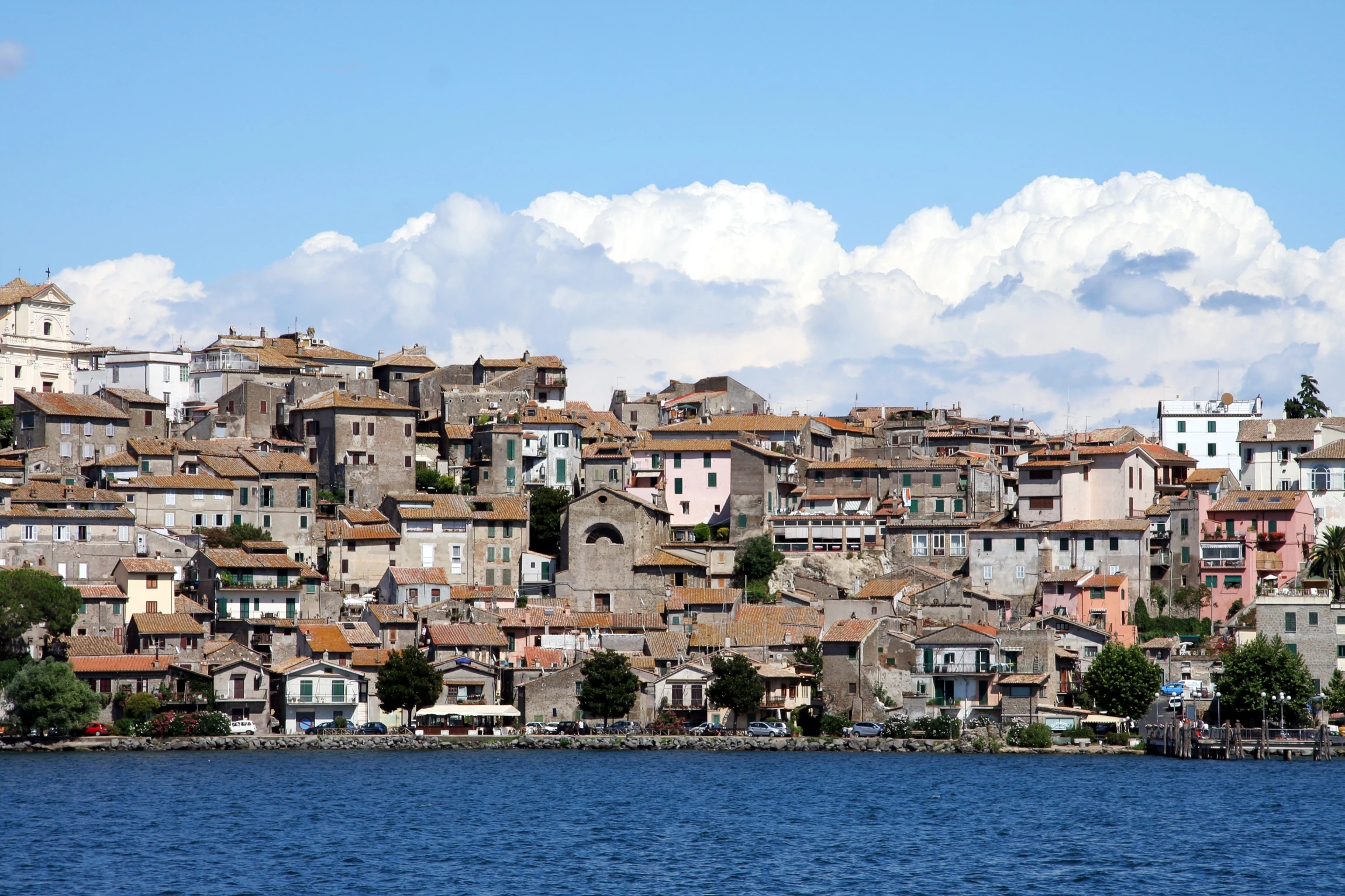 Veduta di Anguillara Sabazia, affacciata sul lago di Bracciano.