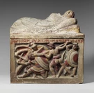 Esempio di urna cineraria in terracotta di età etrusca, con coperchio a figura sdraiata (non il reperto di Calmasino).