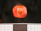 Esempio di perlina forata in corniola, simile ai vaghi da collana di produzione artigianale medievale (non i reperti di Groppallo di …