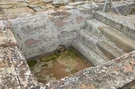 Esempio di frigidarium di terme romane con mosaico pavimentale, alle rovine di Milreu, in Portogallo (non le terme di Castel di Guido).