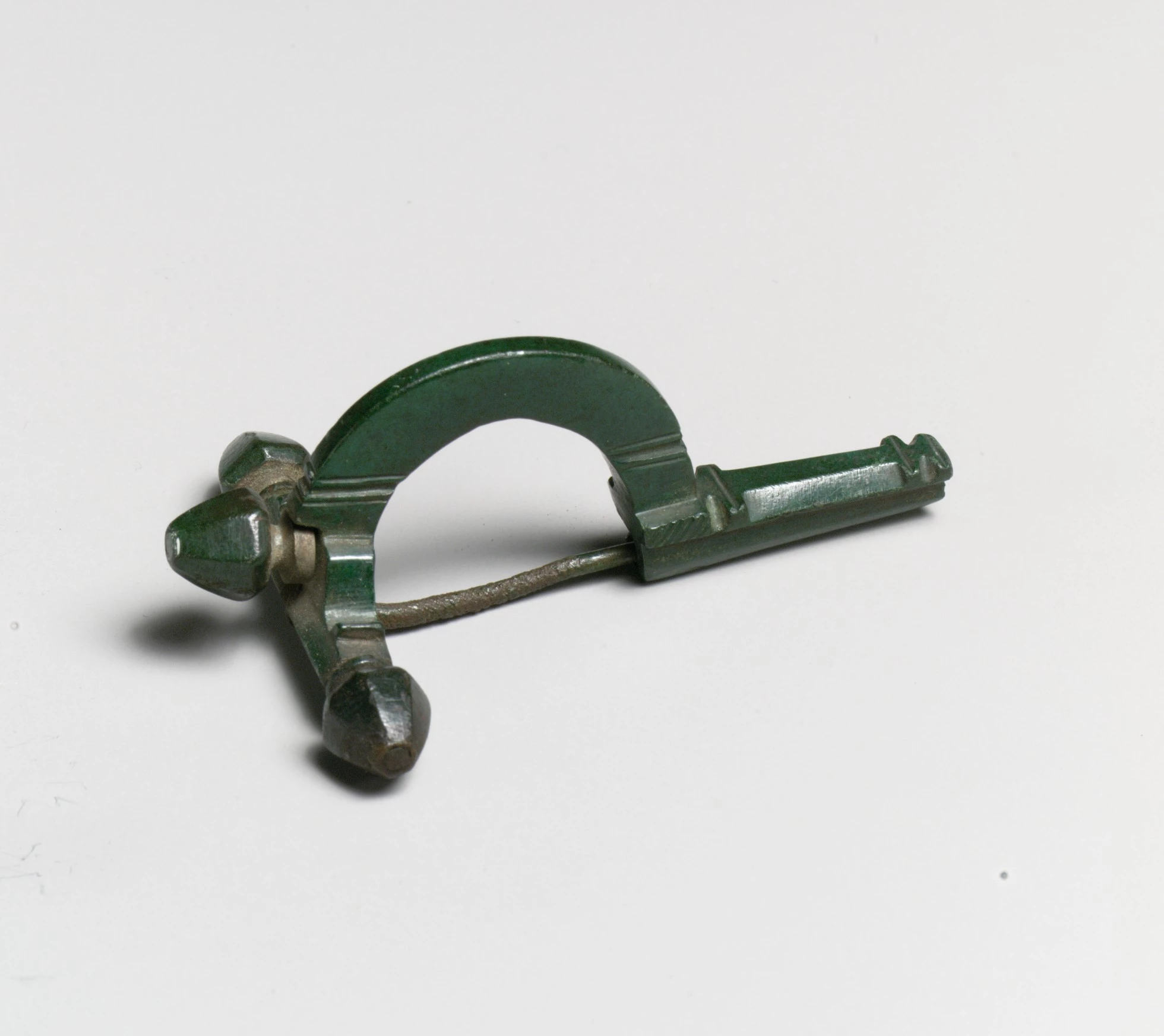 Esempio di fibula romana in bronzo a balestra (non i reperti di Beck Row, in Inghilterra).