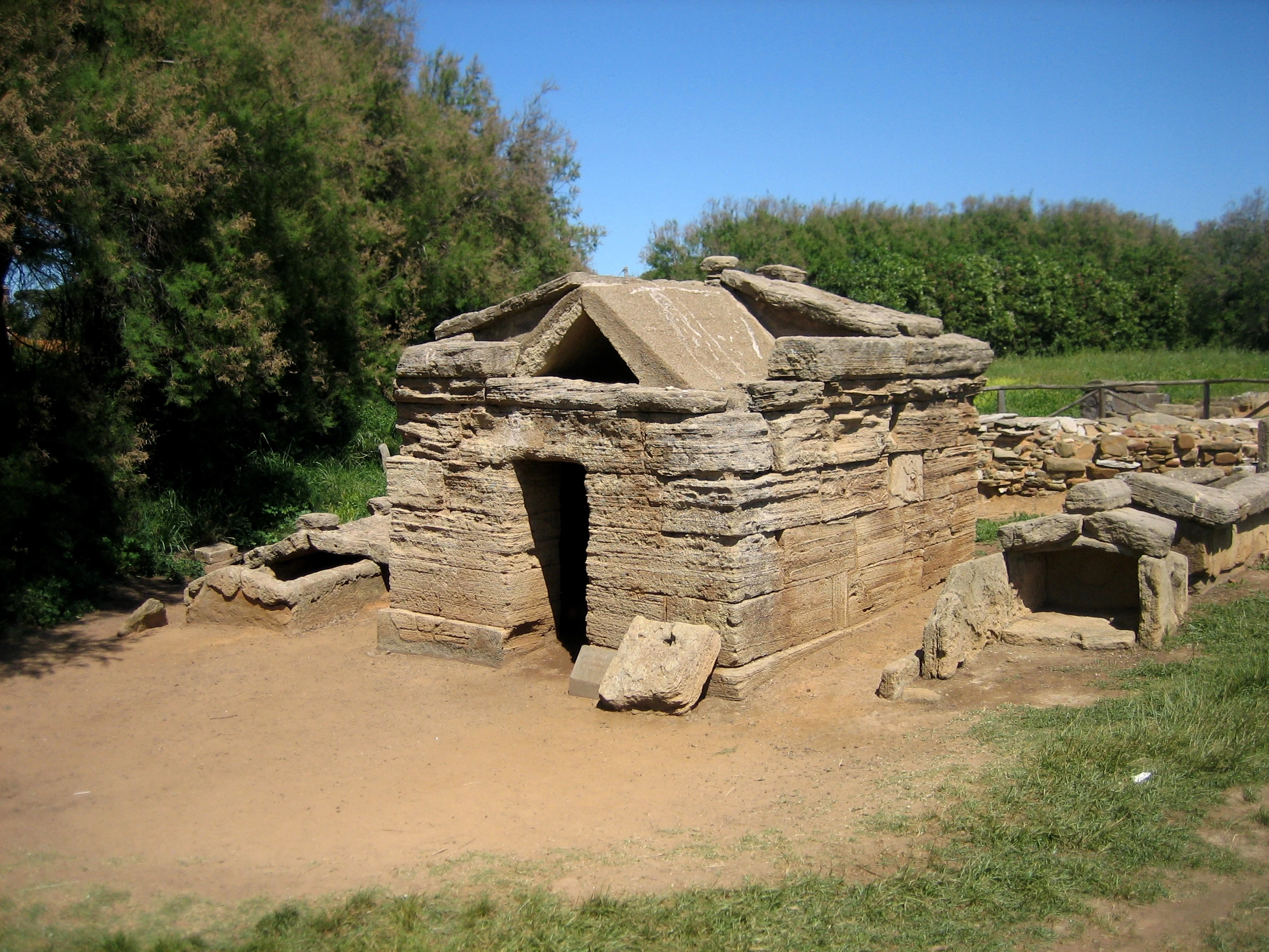 Tomba etrusca a edicola nella necropoli di San Cerbone, nel Parco Archeologico di Baratti e Populonia, in Val di Cornia.