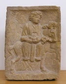 Bassorilievo raffigurante la dea gallo-romana Epona tra due cavalli, conservato al museo nazionale di storia e arte del Lussemburgo (non il …