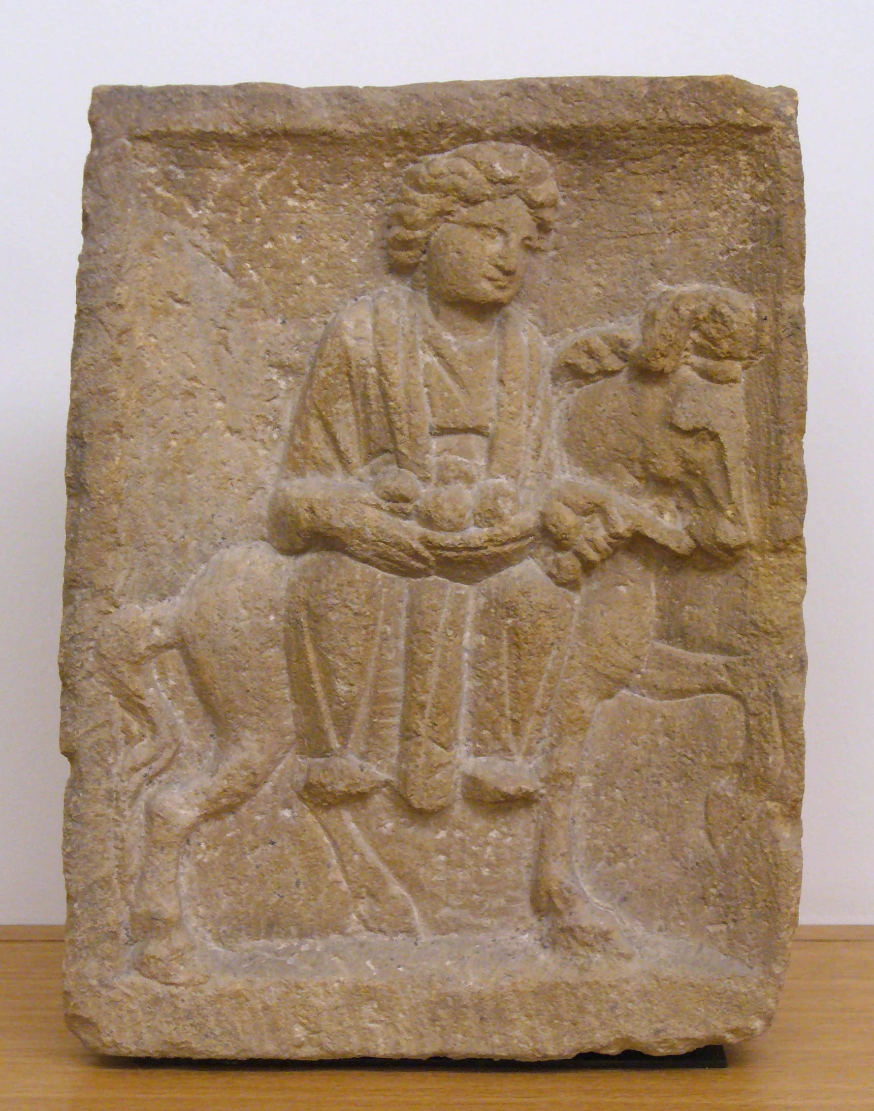 Bassorilievo raffigurante la dea gallo-romana Epona tra due cavalli, conservato al museo nazionale di storia e arte del Lussemburgo (non il …