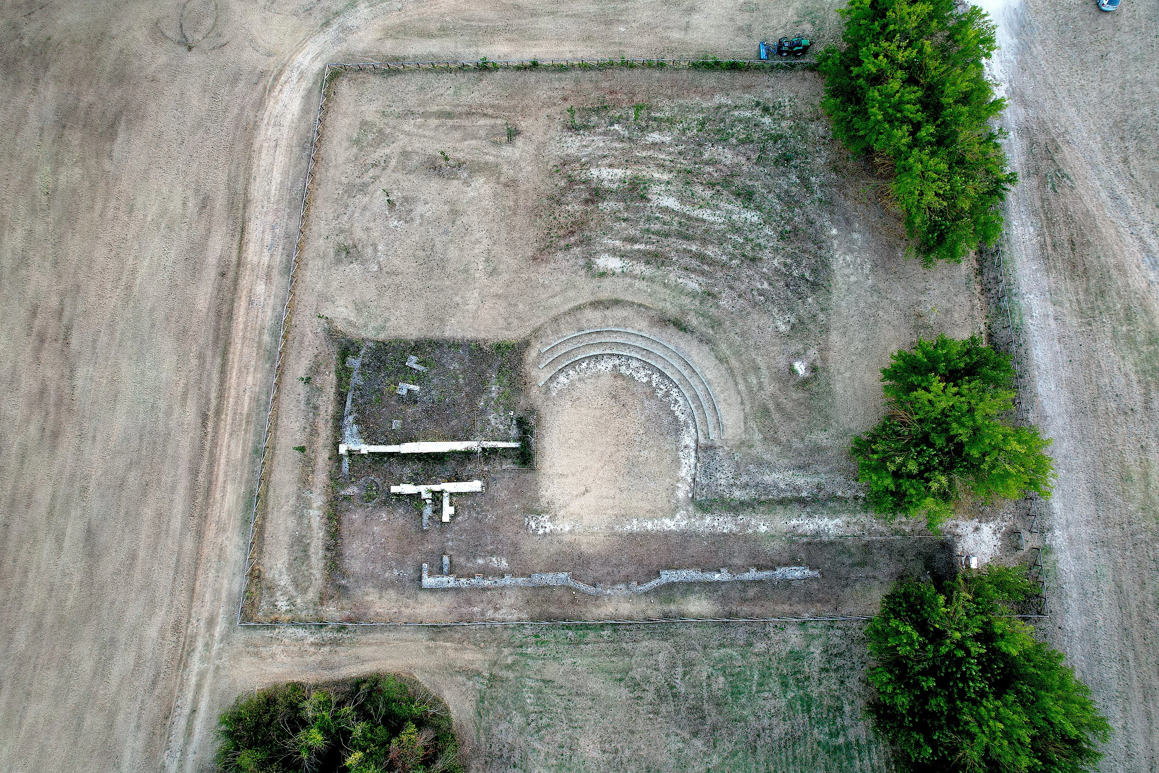 Veduta aerea del teatro romano restaurato di Ostra Antica.