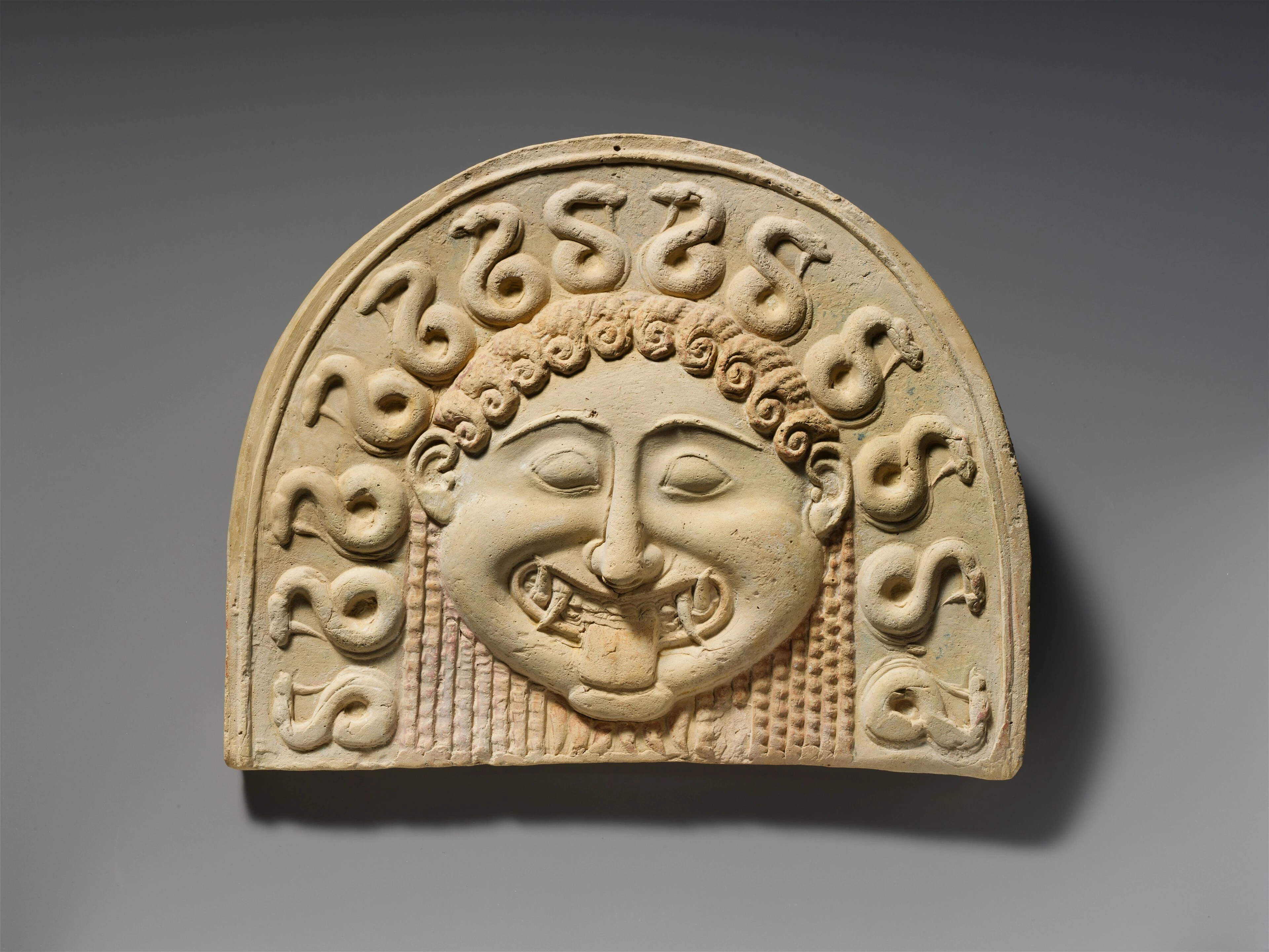 Esempio di antefissa fittile a testa di Gorgone, di produzione dell'Italia meridionale (non i reperti di Montesarchio).