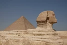 La Grande Sfinge di Giza e la piramide di Cheope, in Egitto.