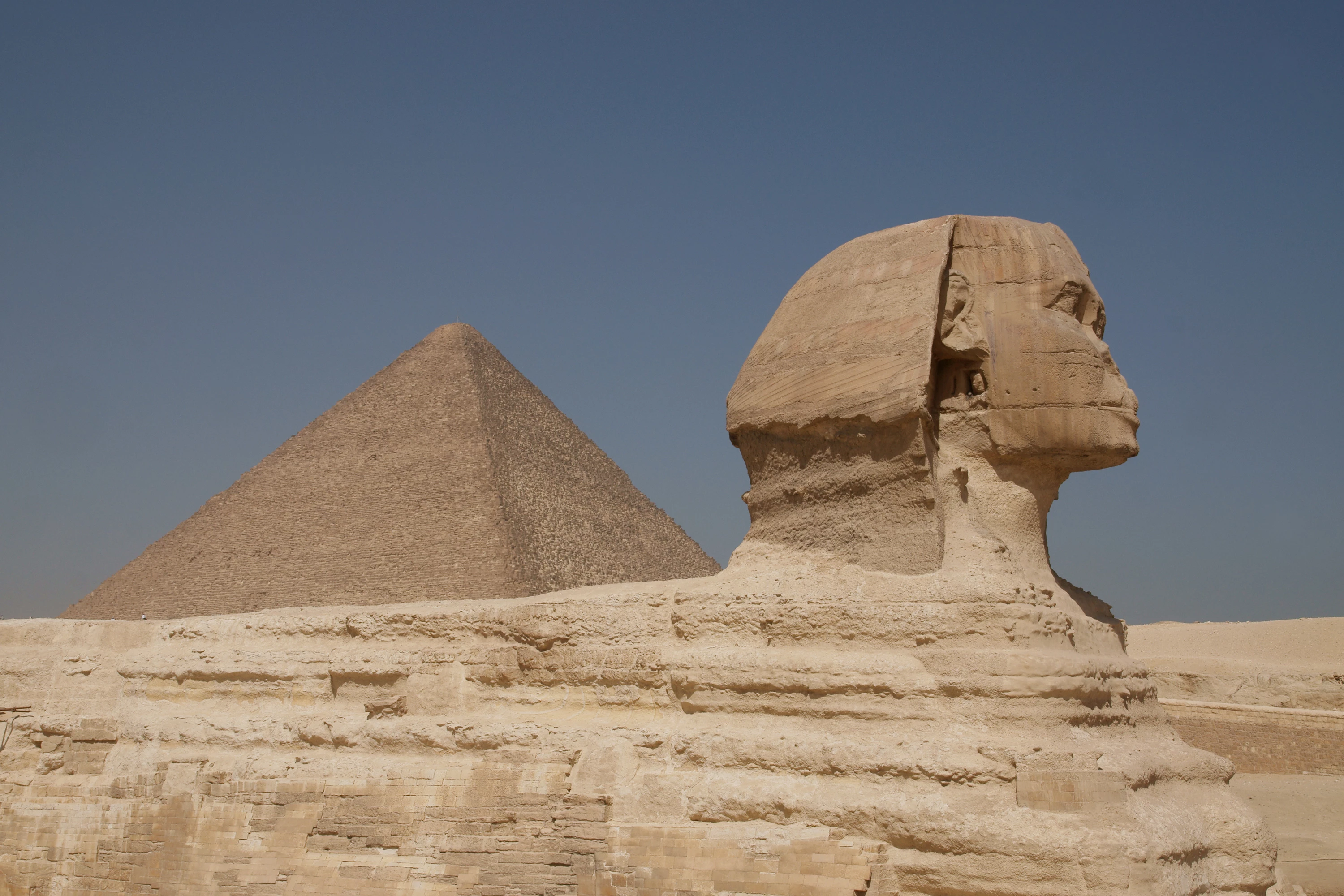 La Grande Sfinge di Giza e la piramide di Cheope, in Egitto.