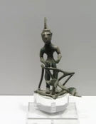 Esempio di statuetta bronzea raffigurante un auriga su un carro da guerra, di manifattura greca arcaica (non il reperto sequestrato a …