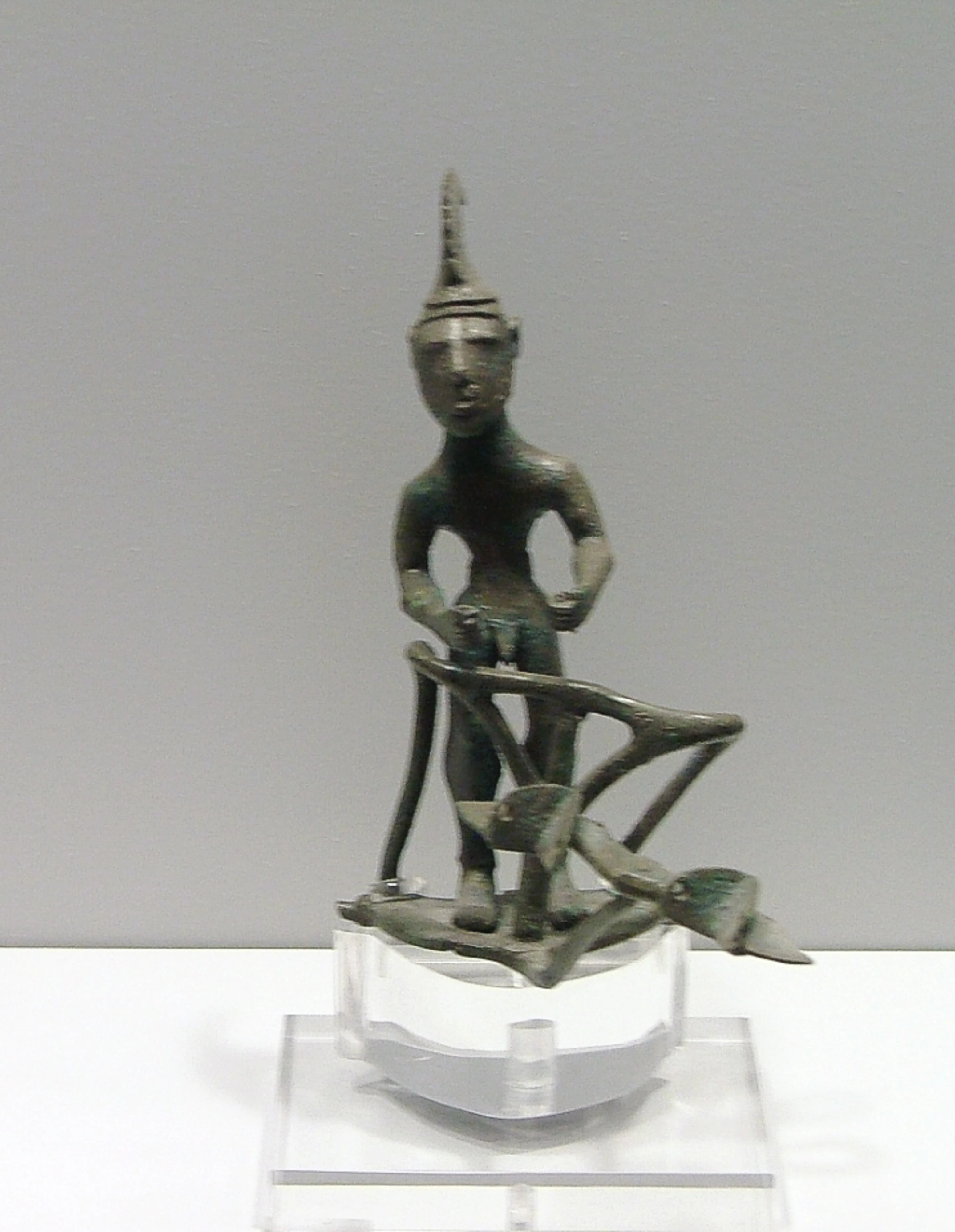 Esempio di statuetta bronzea raffigurante un auriga su un carro da guerra, di manifattura greca arcaica (non il reperto sequestrato a …