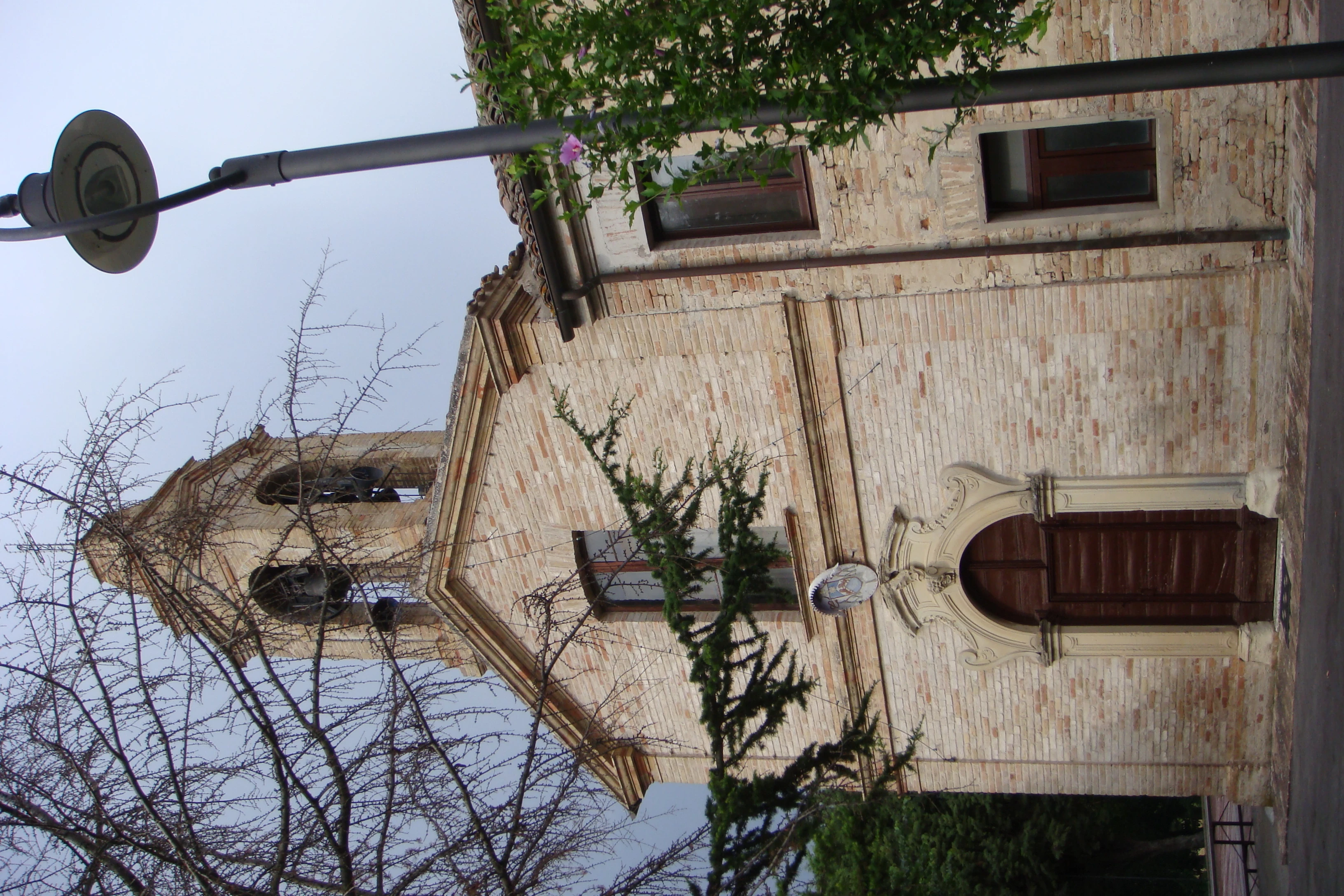 La chiesa di Santa Maria in Portuno (Madonna del Piano), presso Corinaldo, sede degli scavi archeologici.