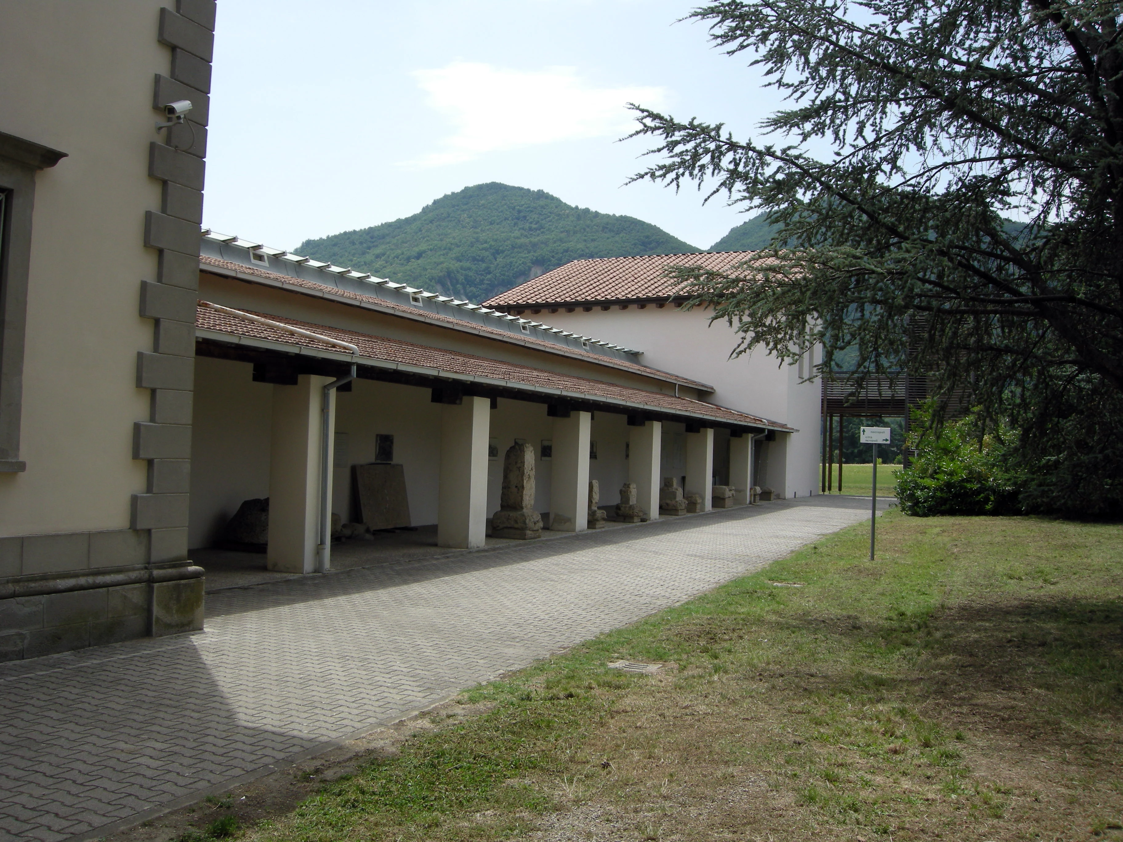 Il portico con reperti etruschi del Museo Nazionale Etrusco 'Pompeo Aria' di Marzabotto.