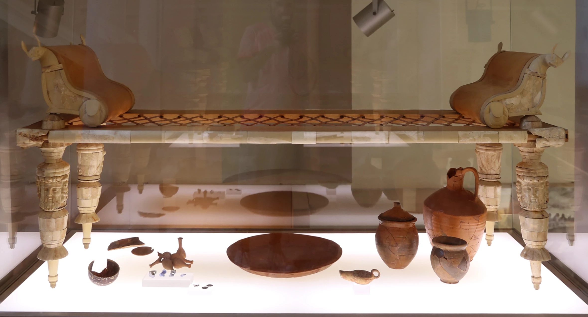 Esempio di letto funerario romano rivestito in osso con protomi equine, dalla tomba 14 di Collelongo, esposto al Museo Archeologico …