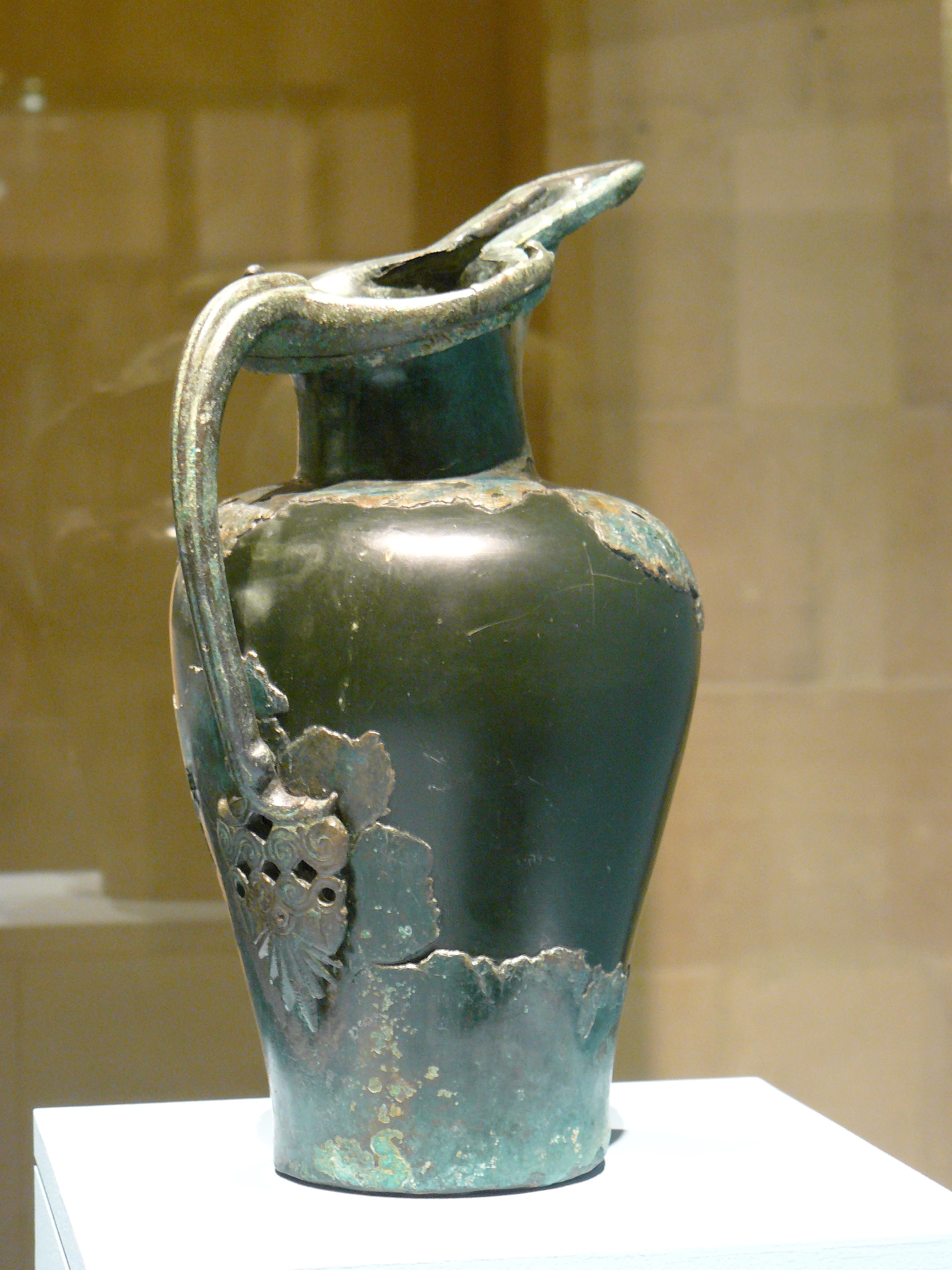 Esempio di oinochoe bronzea di importazione etrusca, corredo funerario della cultura di Golasecca (non i reperti del cantiere dell'ospedale …