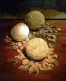 Esempio di palle di pietra per catapulta di epoca medievale (non i reperti del castello di Sant'Angelo di Castiglione).