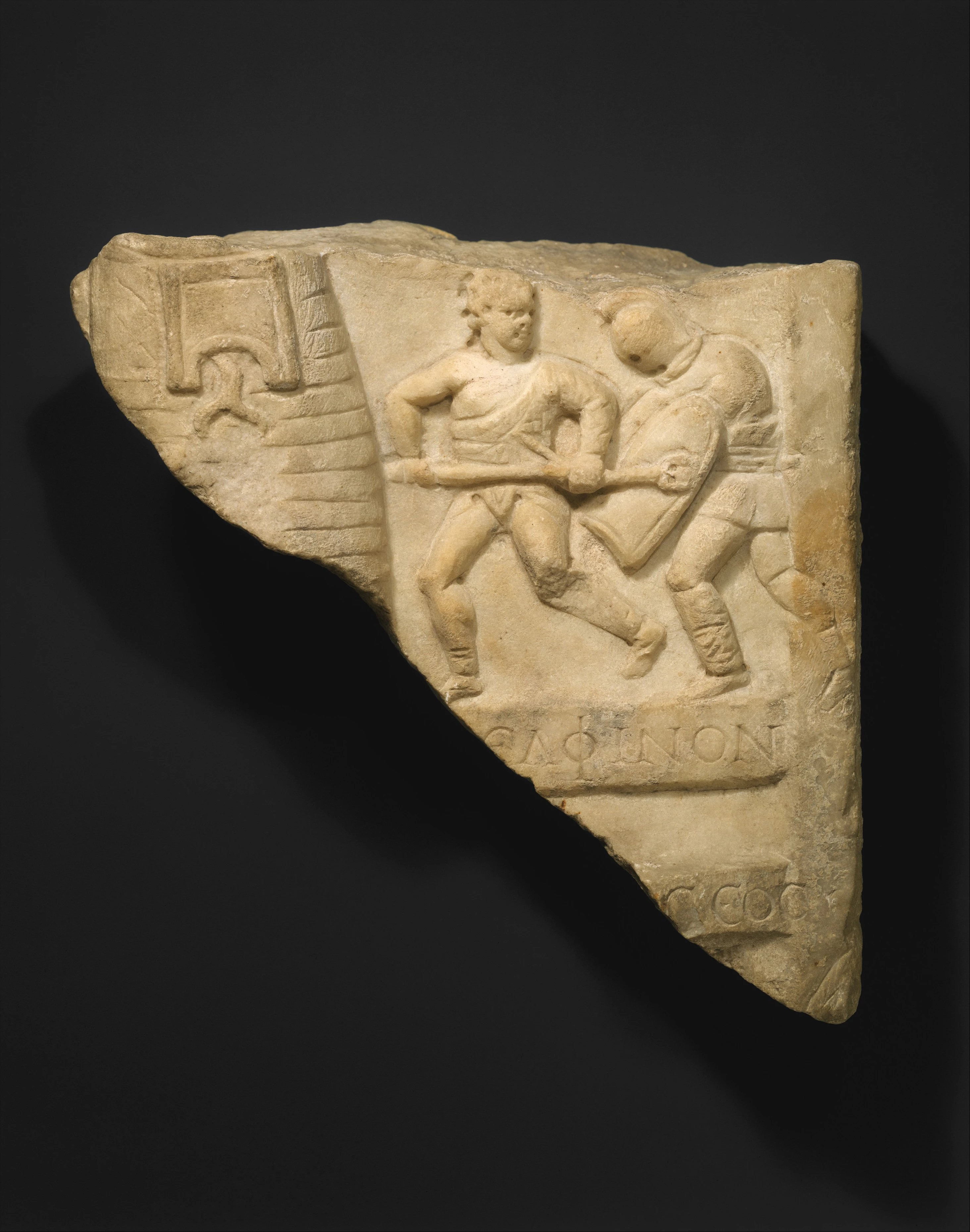 Esempio di rilievo marmoreo raffigurante un combattimento tra gladiatori (non le lastre del monumento funerario di Lucus Feroniae).