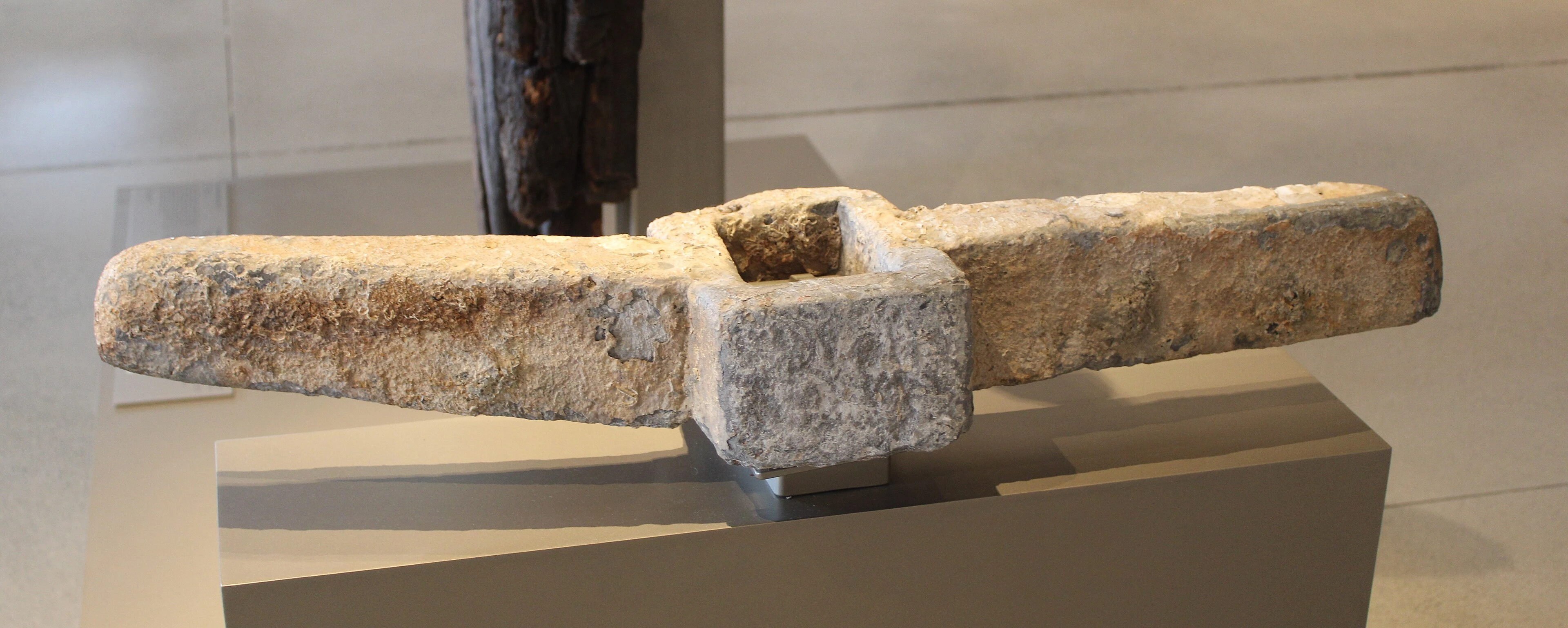 Esempio di ceppo d'ancora romano in piombo (non il reperto di Albenga), esposto al museo Narbo Via di Narbona.