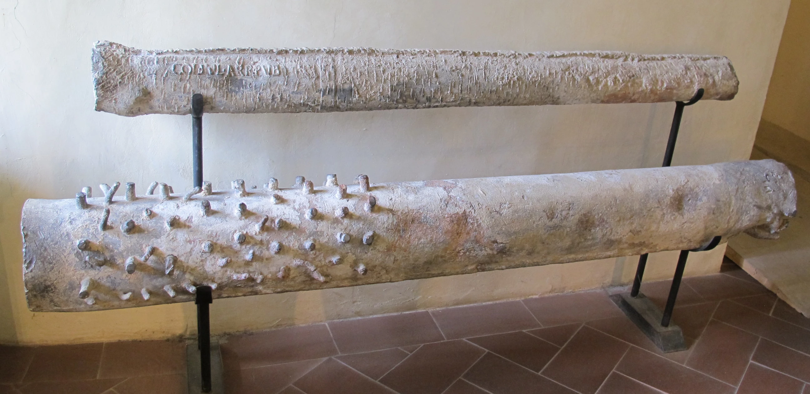 Esempio di tubature romane in piombo per la distribuzione dell'acqua, conservate al Museo Archeologico Nazionale 'G.C. Mecenate' di Arezzo …