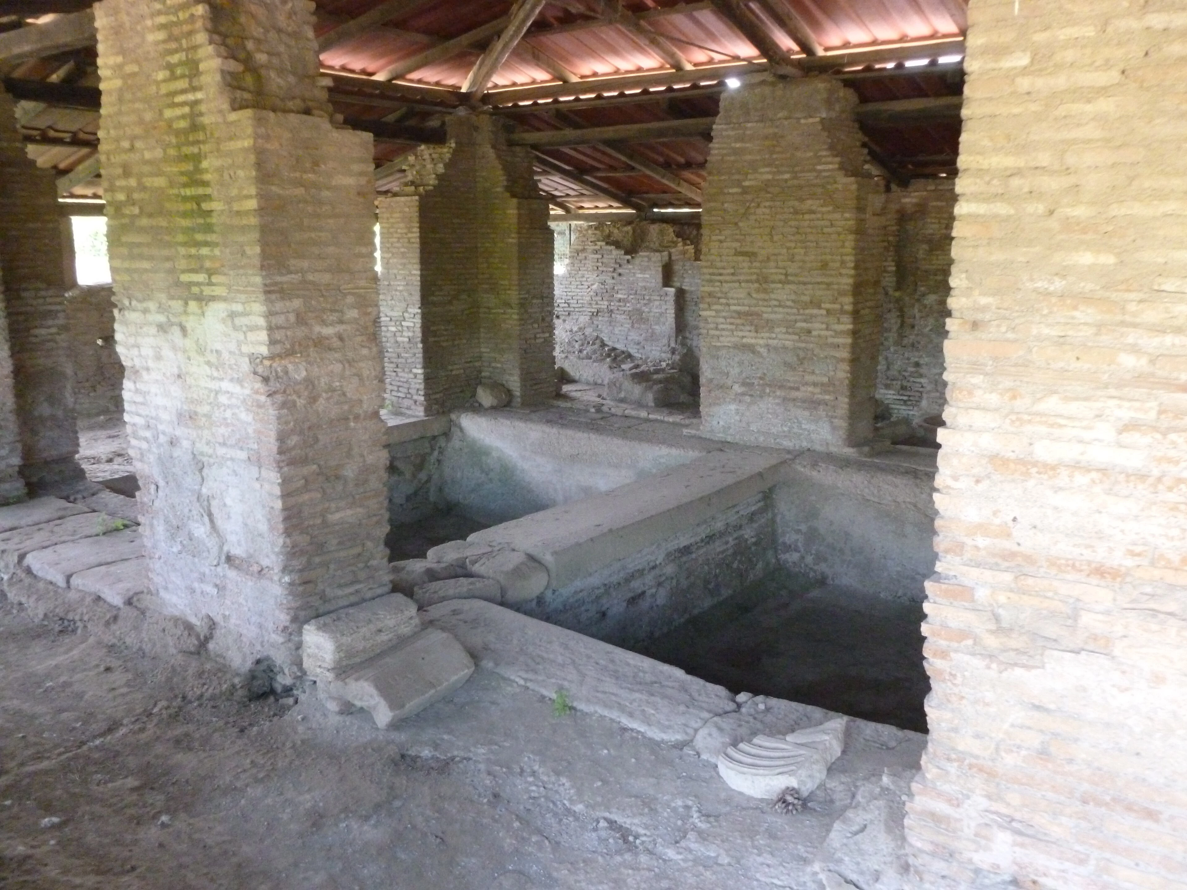 Esempio di fullonica romana con vasche in muratura, a Ostia Antica (non lo scavo di Casal Bertone).