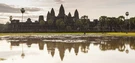 Il tempio di Angkor Wat, in Cambogia, riflesso nello specchio d'acqua antistante.