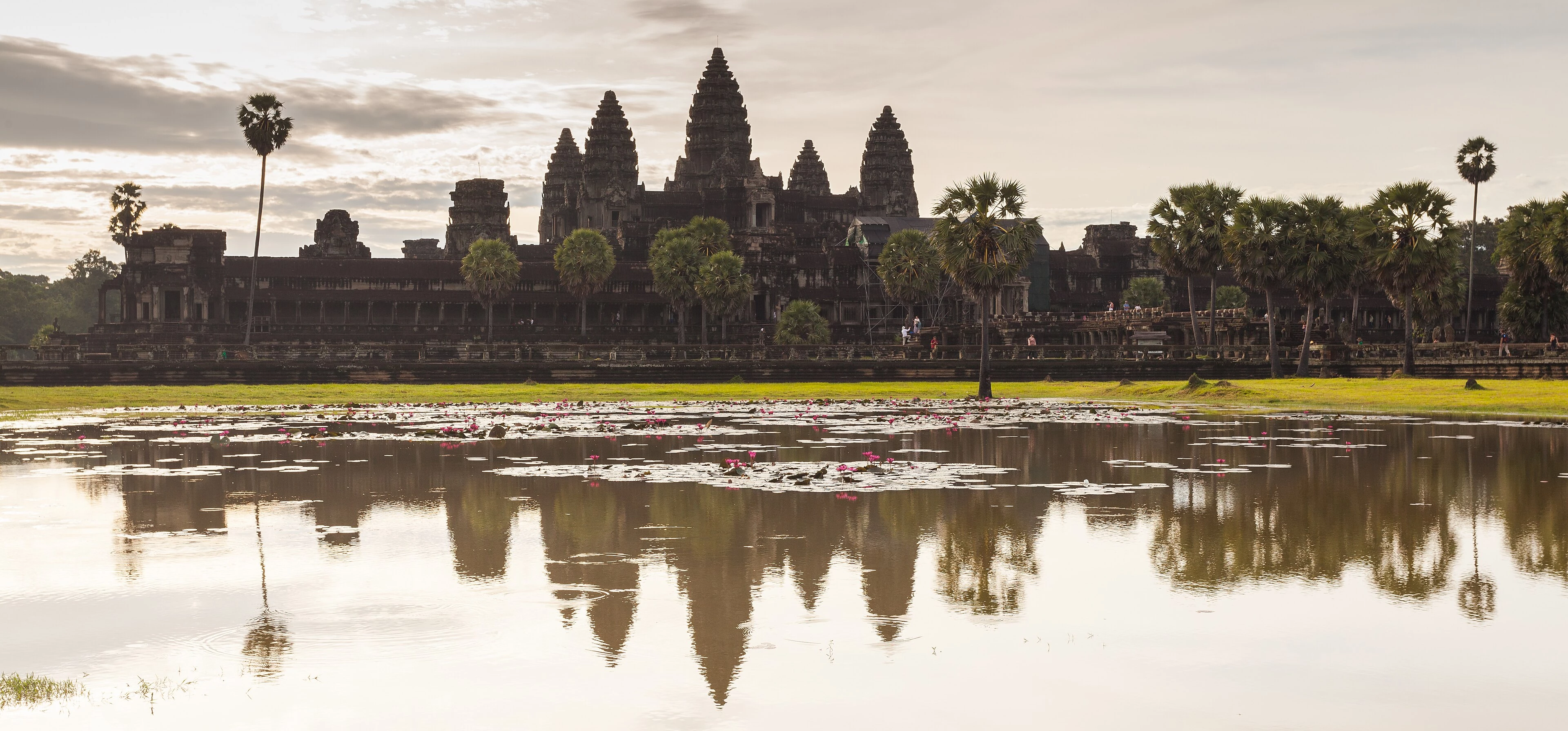 Il tempio di Angkor Wat, in Cambogia, riflesso nello specchio d'acqua antistante.