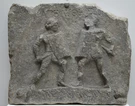 Esempio di rilievo marmoreo raffigurante un combattimento tra gladiatori, da Halicarnassus (non le lastre del mausoleo di Lucus Feroniae).