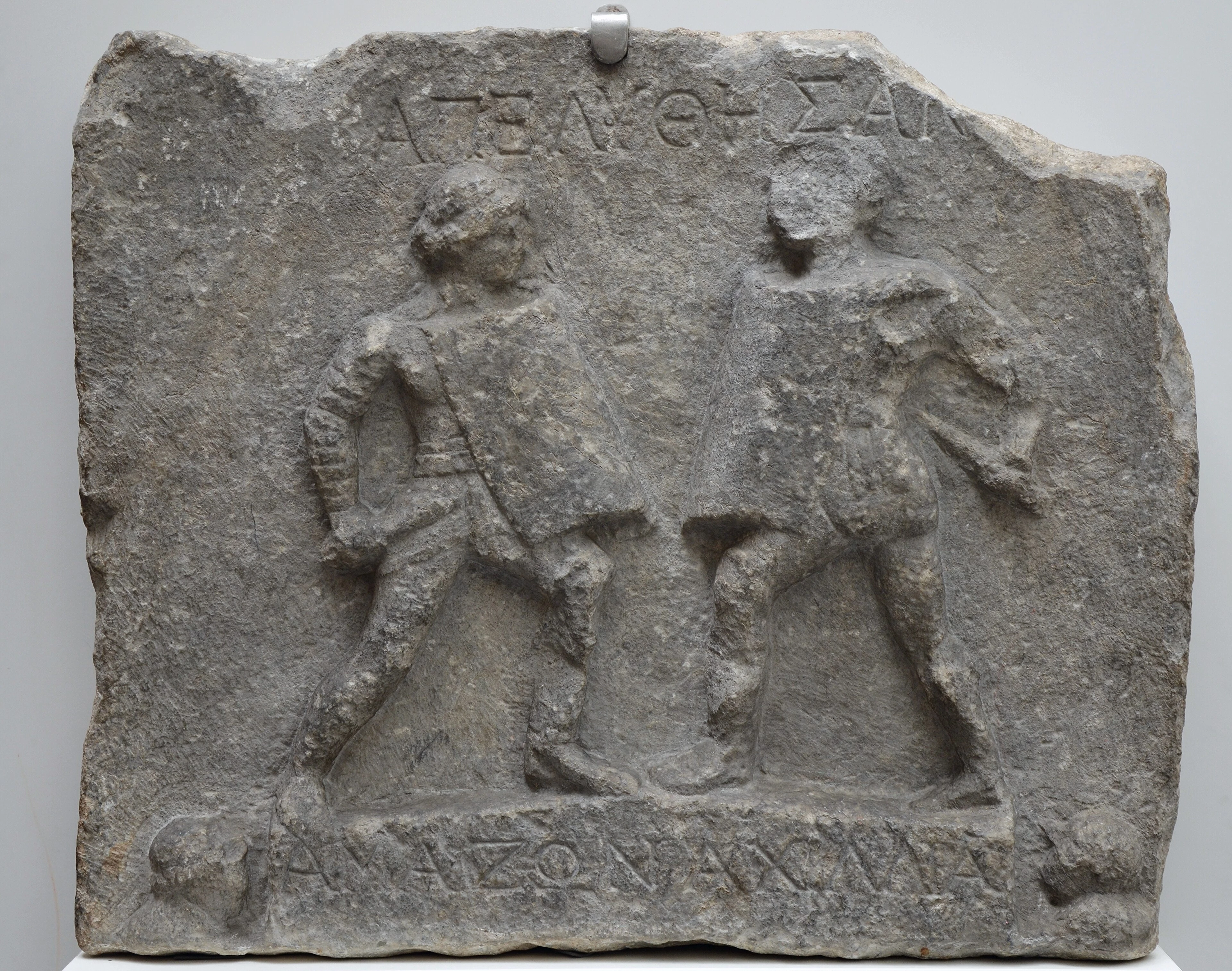 Esempio di rilievo marmoreo raffigurante un combattimento tra gladiatori, da Halicarnassus (non le lastre del mausoleo di Lucus Feroniae).