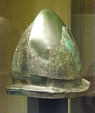 Esempio di elmo bronzeo di tipo Negau, da una sepoltura a incinerazione della cultura di Golasecca (non i reperti del cantiere dell'ospedale …