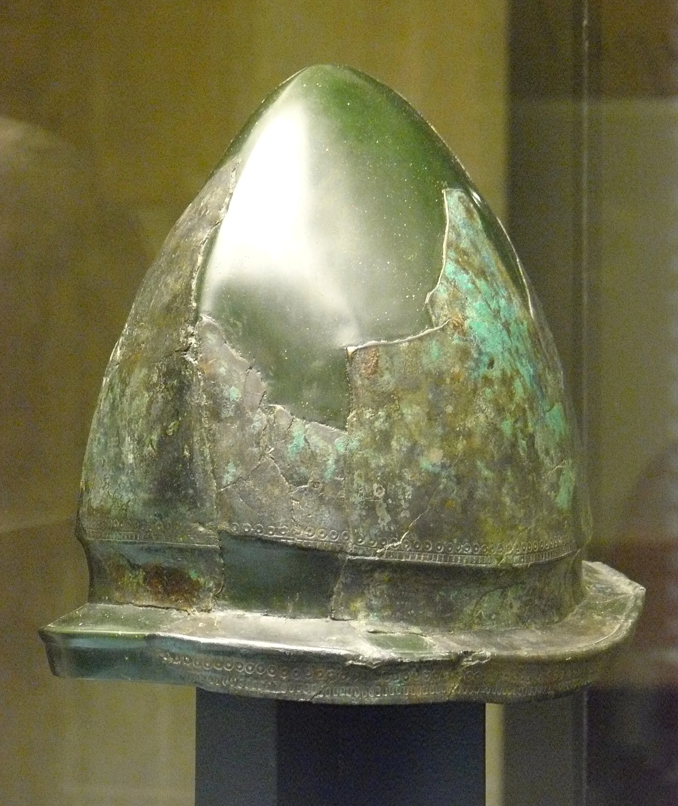 Esempio di elmo bronzeo di tipo Negau, da una sepoltura a incinerazione della cultura di Golasecca (non i reperti del cantiere dell'ospedale …