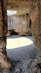 Interno di una tomba scavata nella roccia nella necropoli di Anghelu Ruju, presso Alghero (non la necropoli di Monte Carru citata …