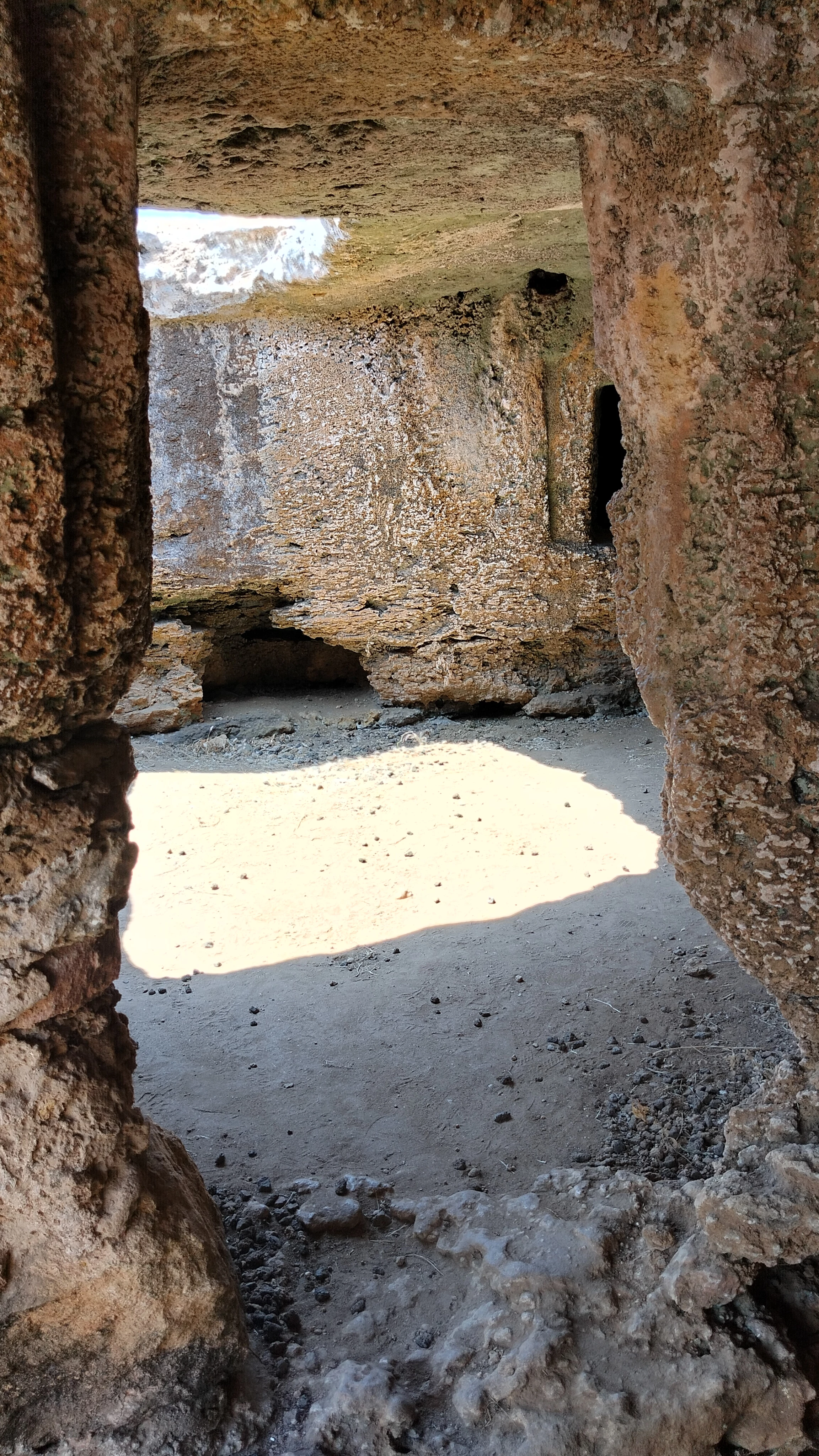 Interno di una tomba scavata nella roccia nella necropoli di Anghelu Ruju, presso Alghero (non la necropoli di Monte Carru citata …