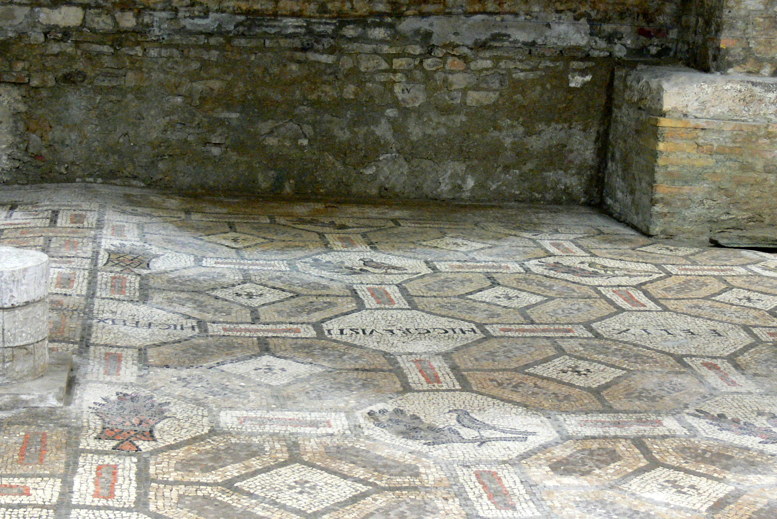 Il pavimento a mosaico paleocristiano portato alla luce negli scavi della Basilica patriarcale di Aquileia.