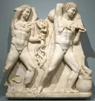Rilievo con le fatiche di Ercole su un sarcofago romano del III-IV secolo (non il reperto sequestrato a Roma).