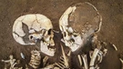 I resti scheletrici dei cosiddetti 'amanti di Valdaro', una sepoltura neolitica ritrovata nel Mantovano.