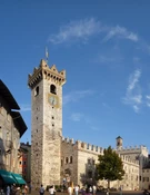 La Torre Civica in piazza Duomo a Trento, sotto la quale si trovano i resti della Porta Veronensis di età romana.